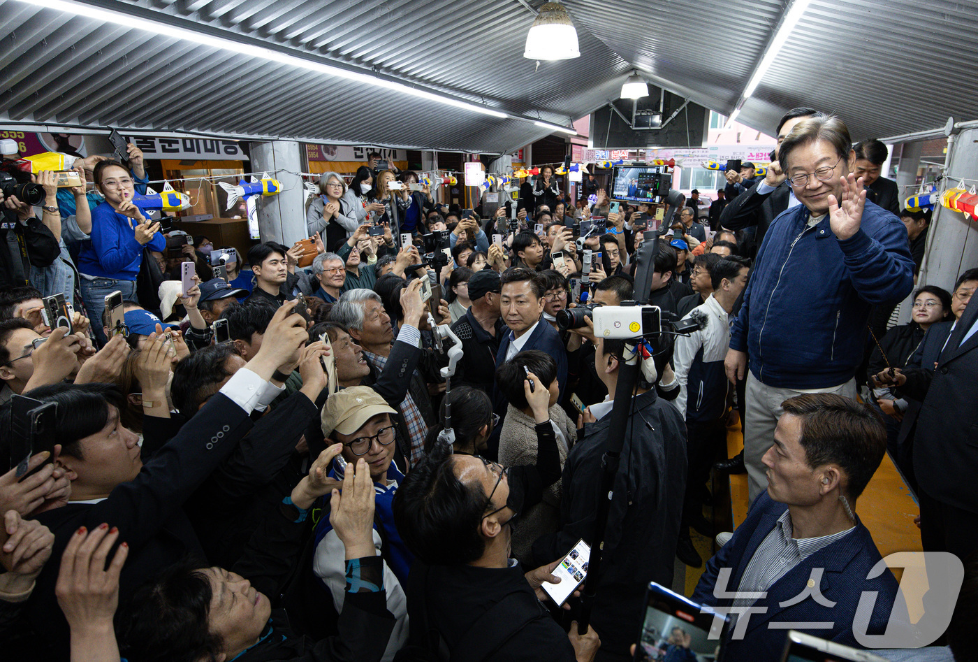 (고성=뉴스1) 이재명 기자 = '골목골목 경청투어 : 접경벨트편'에 나선 이재명 더불어민주당 대통령 후보가 2일 오후 강원 고성군 거진전통시장에서 시민들을 향해 인사하고 있다. …