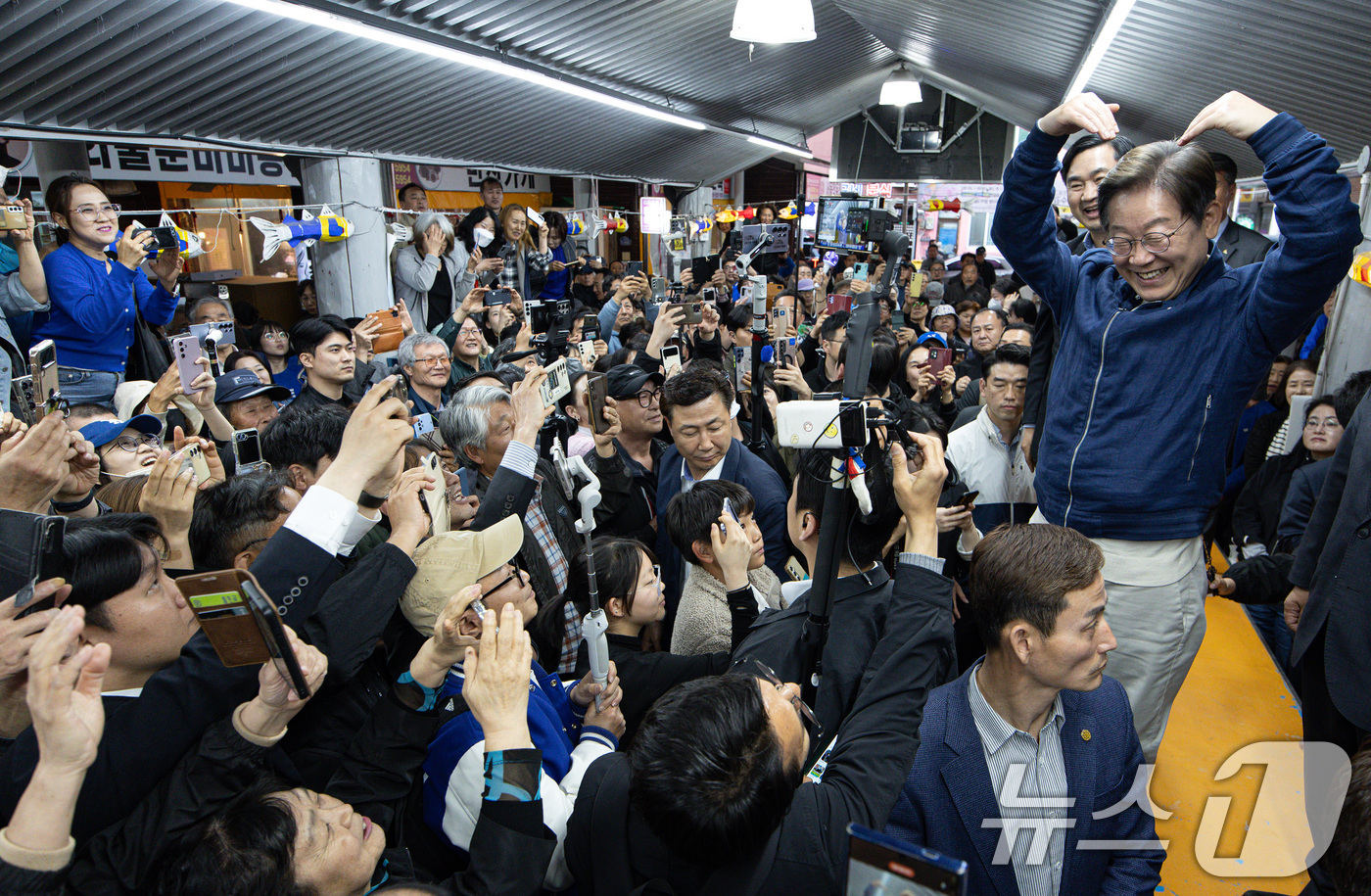 (고성=뉴스1) 이재명 기자 = '골목골목 경청투어 : 접경벨트편'에 나선 이재명 더불어민주당 대통령 후보가 2일 오후 강원 고성군 거진전통시장에서 시민들을 향해 인사하고 있다. …