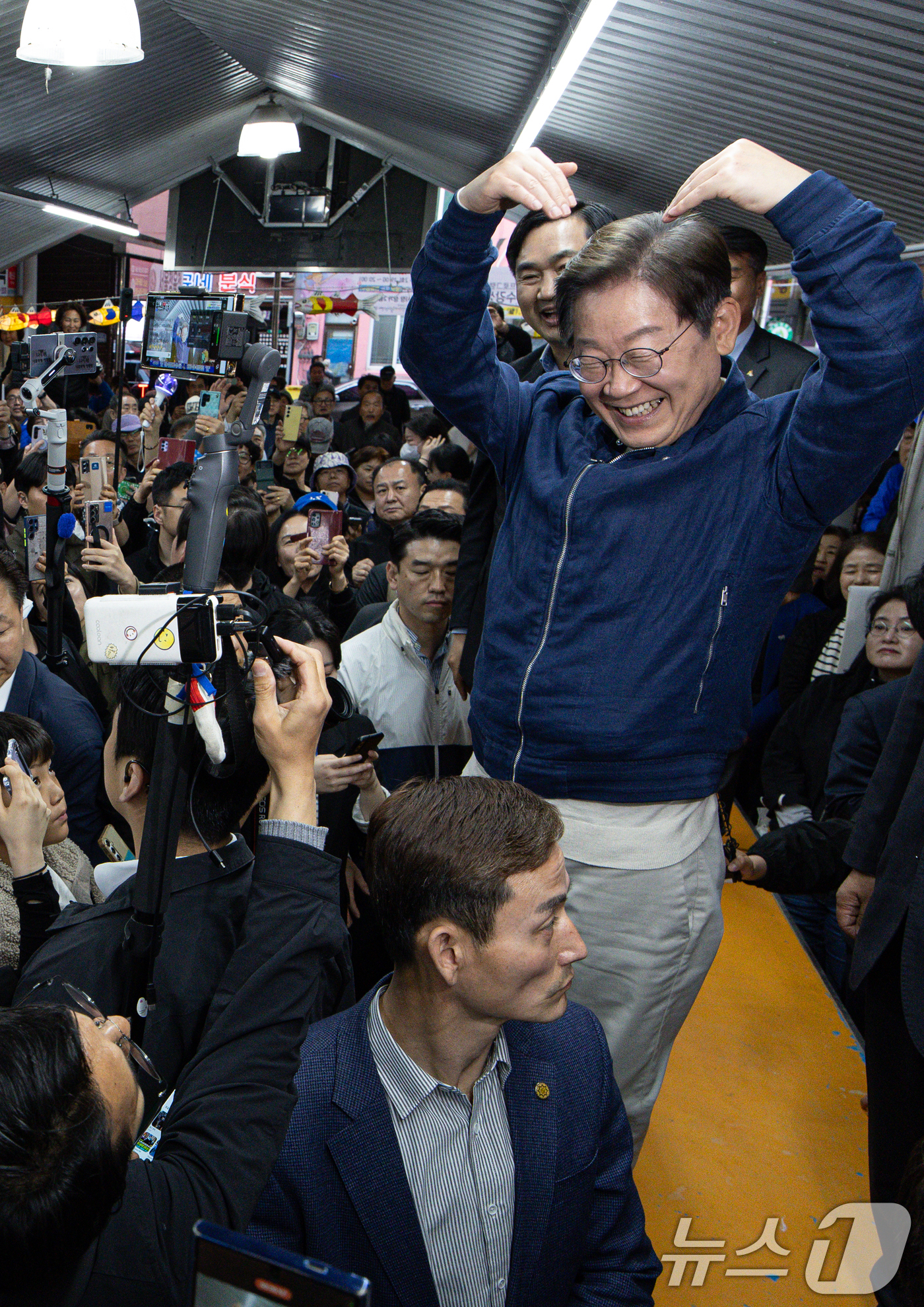 (고성=뉴스1) 이재명 기자 = '골목골목 경청투어 : 접경벨트편'에 나선 이재명 더불어민주당 대통령 후보가 2일 오후 강원 고성군 거진전통시장에서 시민들을 향해 인사하고 있다. …