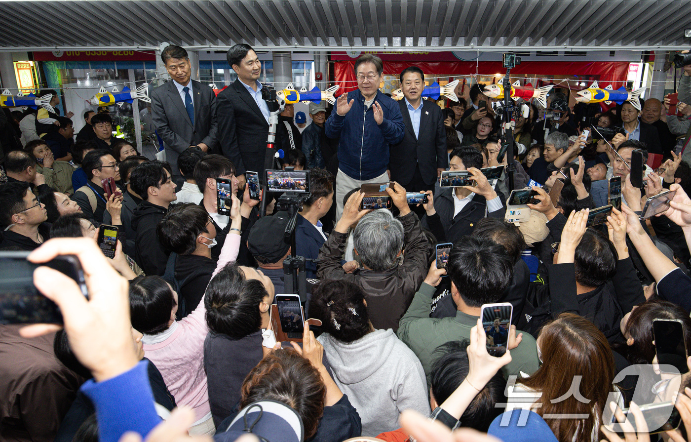 (고성=뉴스1) 이재명 기자 = '골목골목 경청투어 : 접경벨트편'에 나선 이재명 더불어민주당 대통령 후보가 2일 오후 강원 고성군 거진전통시장에서 시민들을 향해 발언을 하고 있다 …