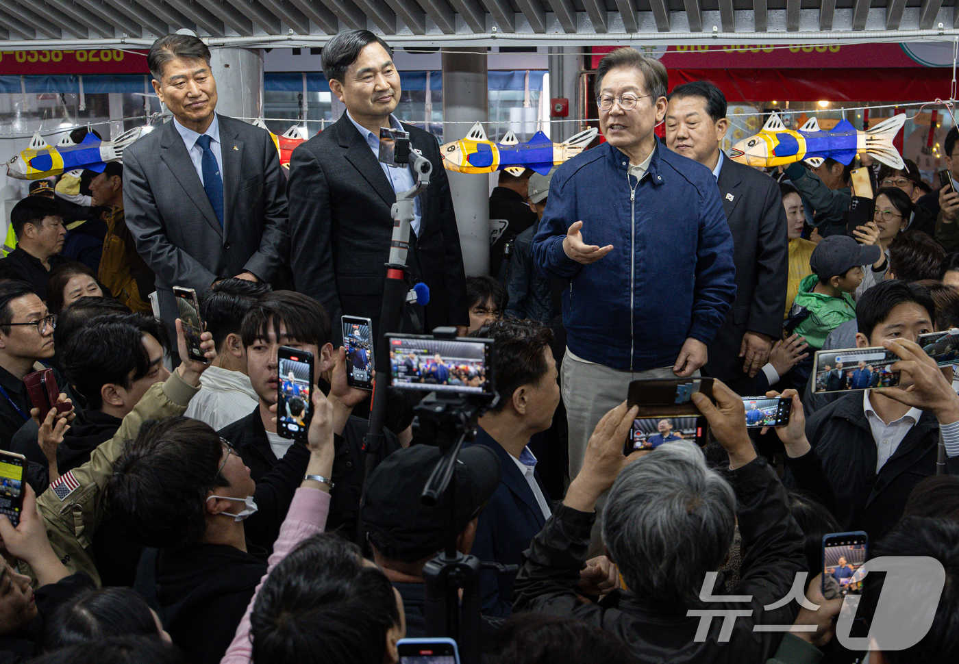 (고성=뉴스1) 이재명 기자 = '골목골목 경청투어 : 접경벨트편'에 나선 이재명 더불어민주당 대통령 후보가 2일 오후 강원 고성군 거진전통시장에서 시민들을 향해 발언을 하고 있다 …