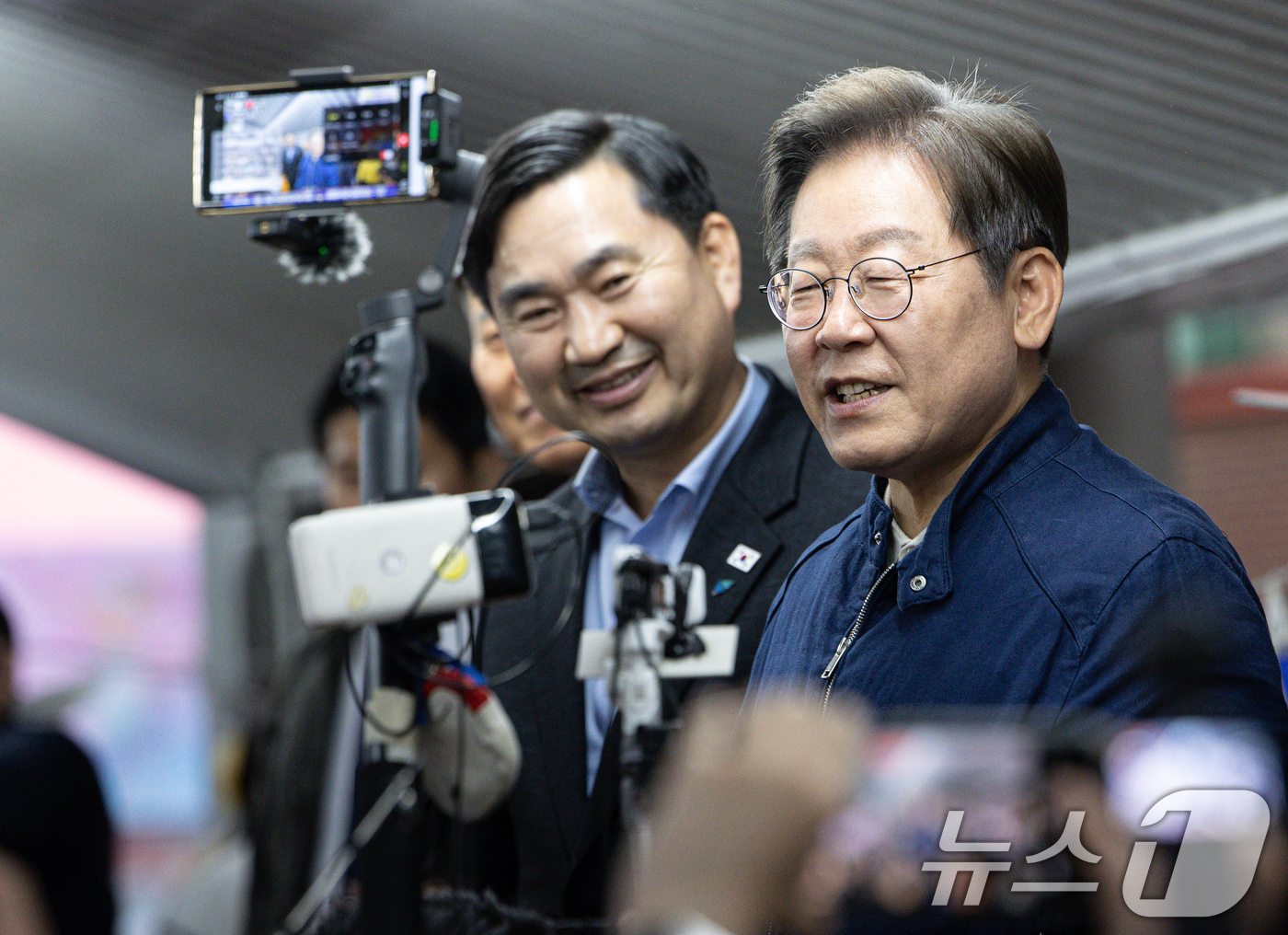 (고성=뉴스1) 이재명 기자 = '골목골목 경청투어 : 접경벨트편'에 나선 이재명 더불어민주당 대통령 후보가 2일 오후 강원 고성군 거진전통시장에서 시민들을 향해 발언을 하고 있다 …