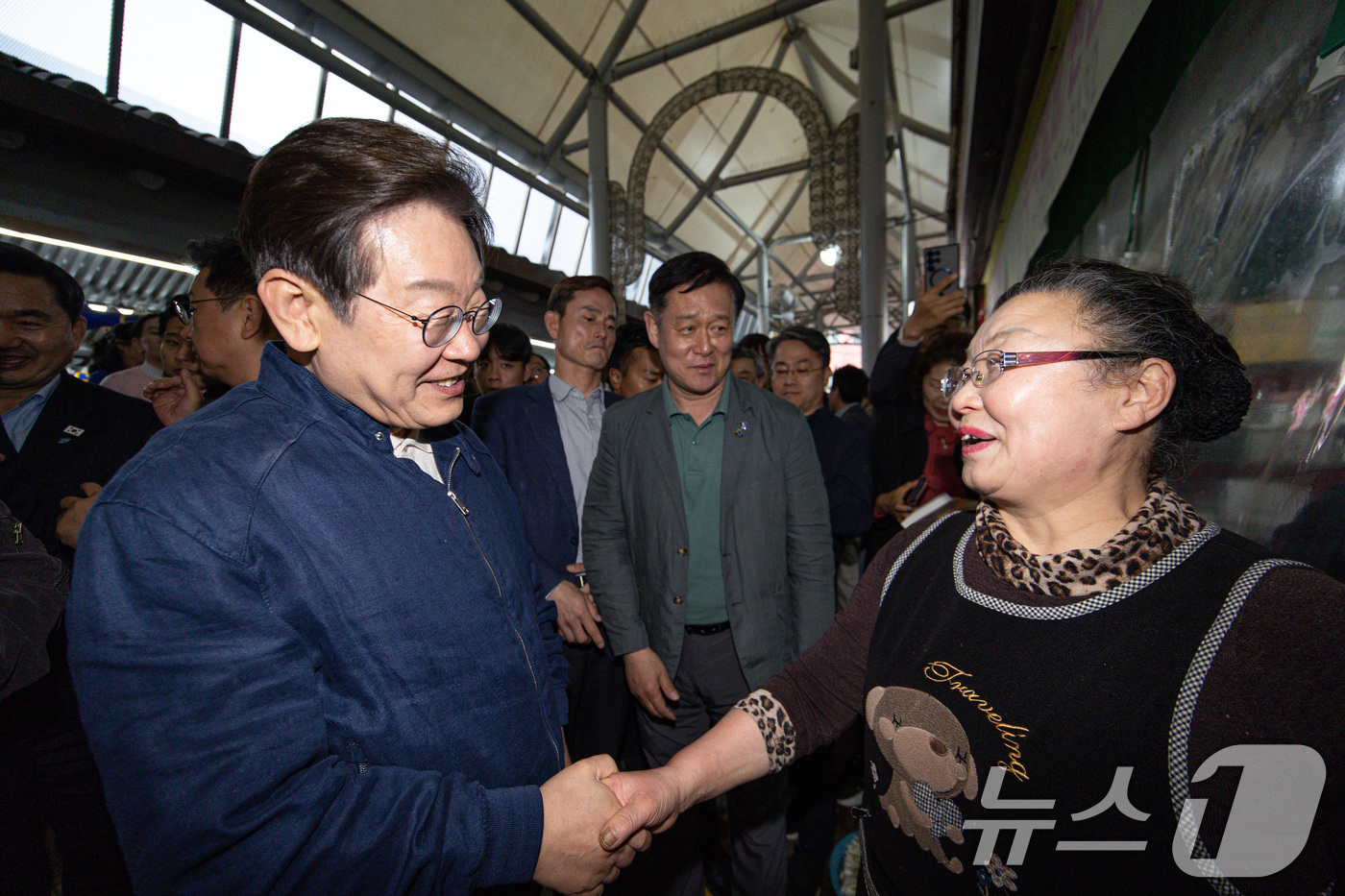 (고성=뉴스1) 이재명 기자 = '골목골목 경청투어 : 접경벨트편'에 나선 이재명 더불어민주당 대통령 후보가 2일 오후 강원 고성군 거진전통시장에서 상인과 인사를 하고 있다. 20 …