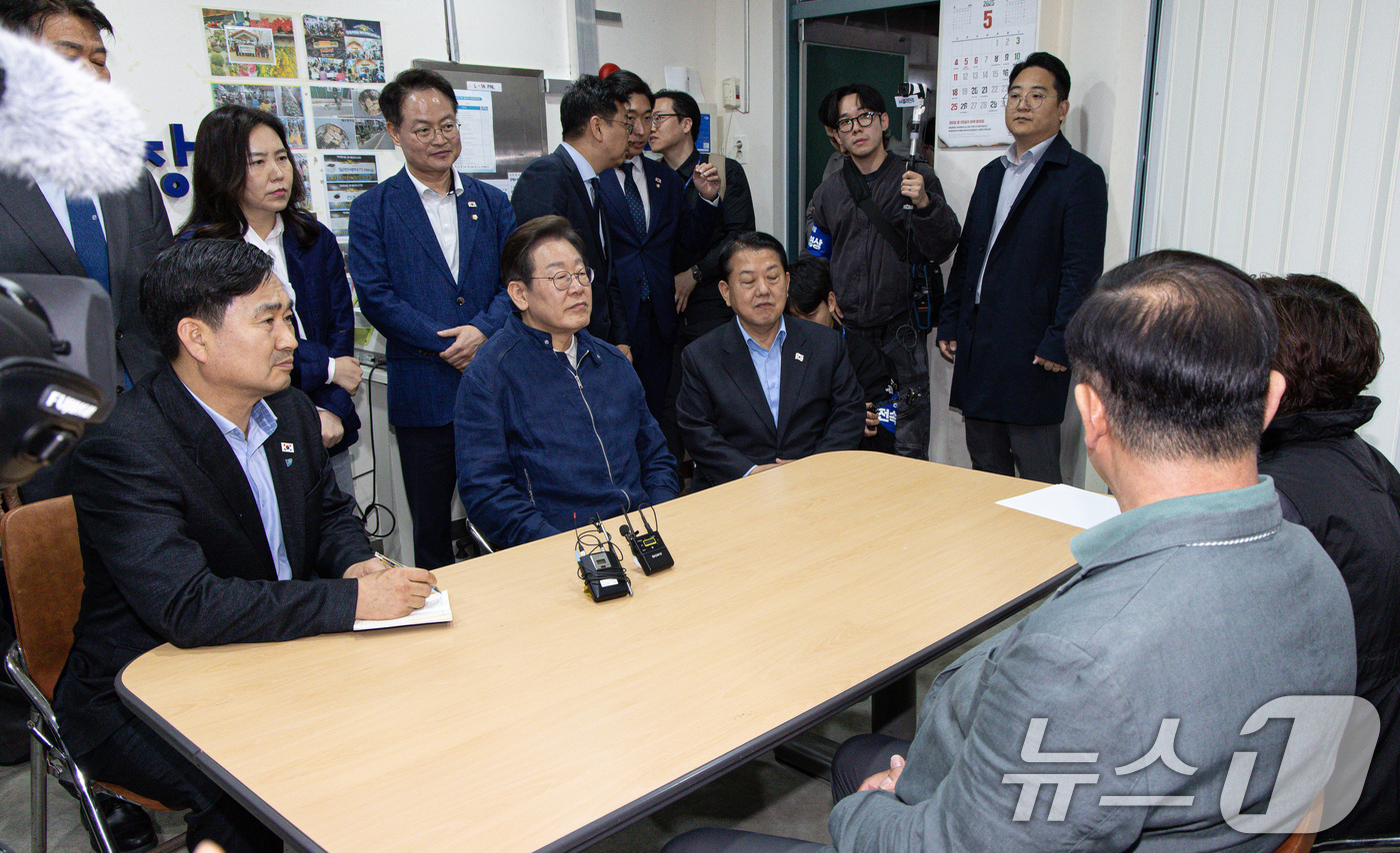 (고성=뉴스1) 이재명 기자 = '골목골목 경청투어 : 접경벨트편'에 나선 이재명 더불어민주당 대통령 후보가 2일 오후 강원 고성군 거진전통시장에서 상인회 회장과 대화를 하고 있다 …