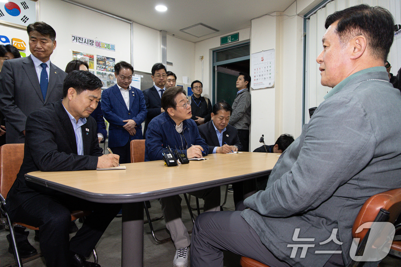 (고성=뉴스1) 이재명 기자 = '골목골목 경청투어 : 접경벨트편'에 나선 이재명 더불어민주당 대통령 후보가 2일 오후 강원 고성군 거진전통시장에서 상인회 회장과 대화를 하고 있다 …