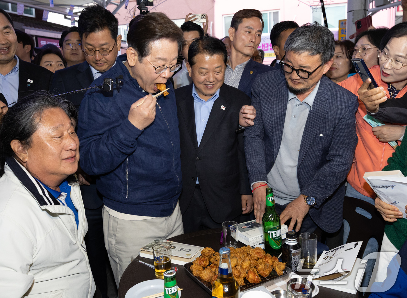 (고성=뉴스1) 이재명 기자 = '골목골목 경청투어 : 접경벨트편'에 나선 이재명 더불어민주당 대통령 후보가 2일 오후 강원 고성군 거진전통시장에서 치킨을 맛보고 있다. 2025. …