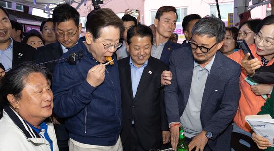 치킨 맛보는 이재명