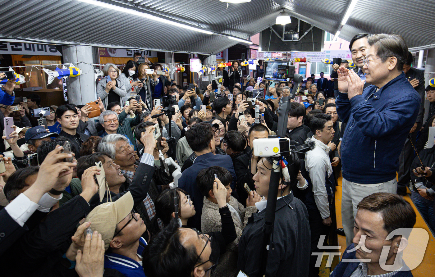 (고성=뉴스1) 이재명 기자 = '골목골목 경청투어 : 접경벨트편'에 나선 이재명 더불어민주당 대통령 후보가 2일 오후 강원 고성군 거진전통시장에서 시민들에게 인사말을 하고 있다. …