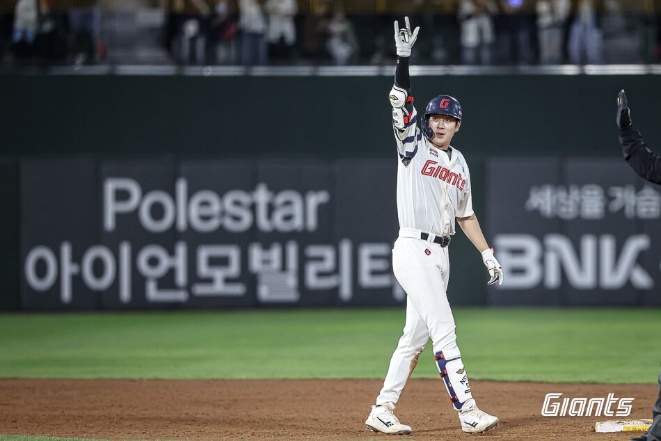 본문 이미지 - 롯데 자이언츠 나승엽이 2일 열린 KBO리그 사직 NC 다이노스전에서 8회말 역전 2타점 2루타를 터뜨린 후 기뻐하고 있다. (롯데 자이언츠 제공)