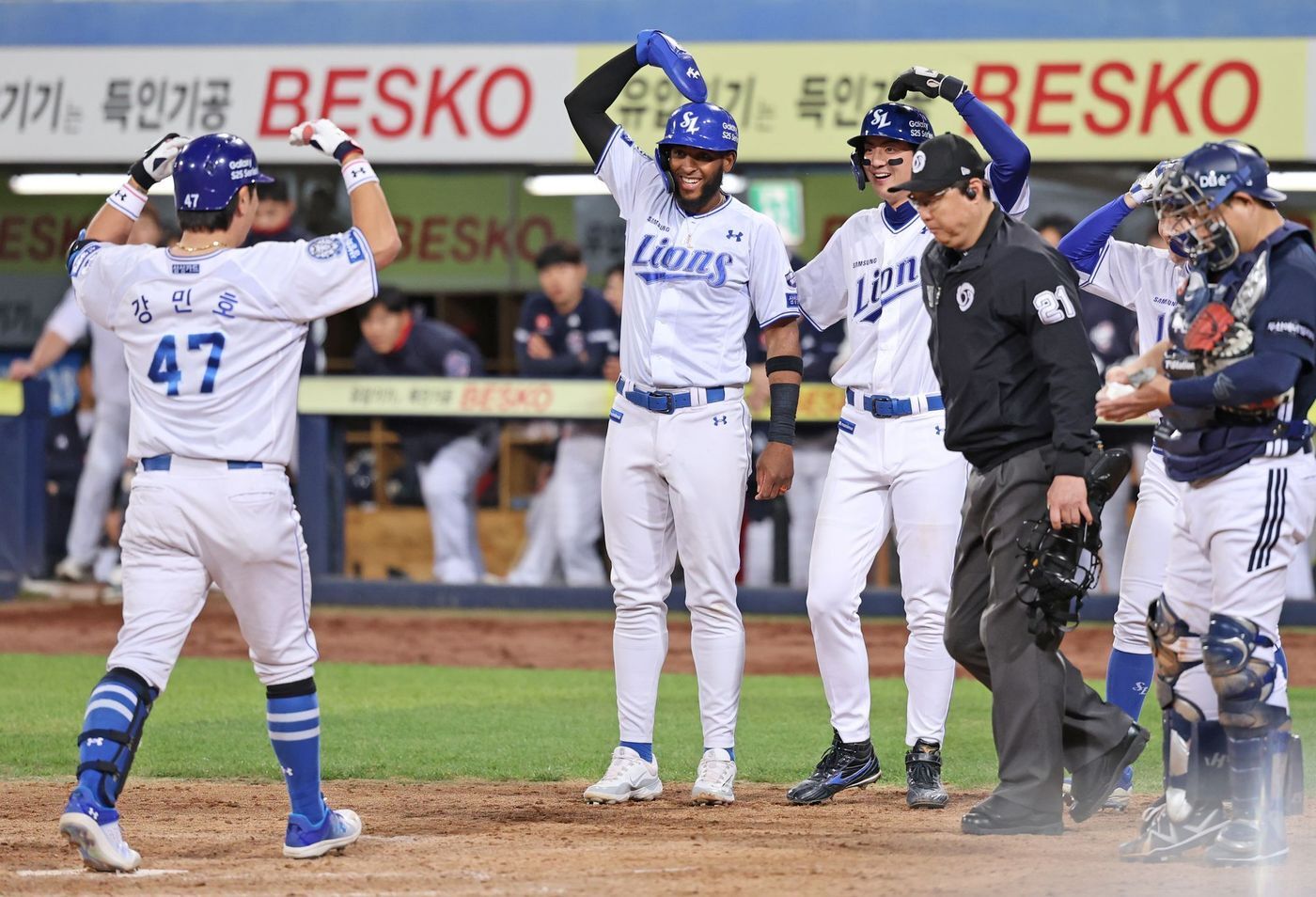 본문 이미지 - 삼성 라이온즈 강민호(왼쪽)가 2일 열린 KBO리그 대구 두산 베어스전에서 8회말 3점 홈런을 터뜨린 후 동료들의 축하를 받고 있다. (삼성 라이온즈 제공)