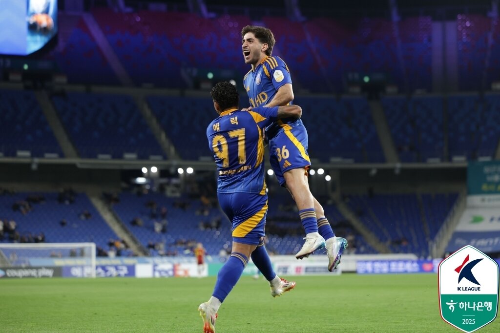 본문 이미지 - 울산HD의 에릭(왼쪽)과 라카바. (한국프로축구연맹 제공)