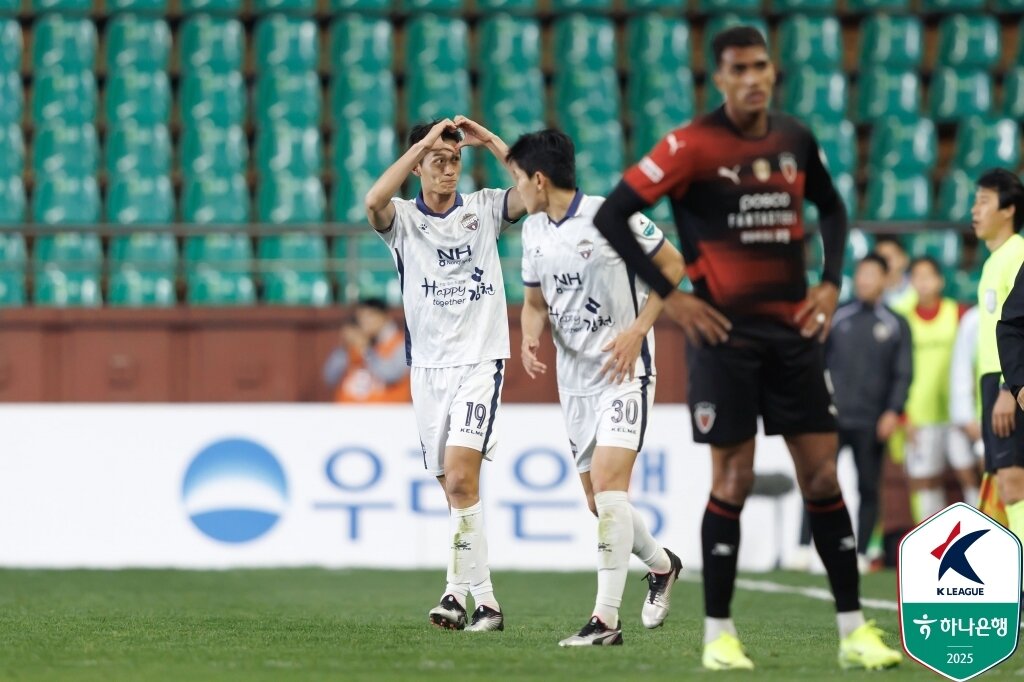 본문 이미지 - 김천 상무의 박상혁(왼쪽). (한국프로축구연맹 제공)