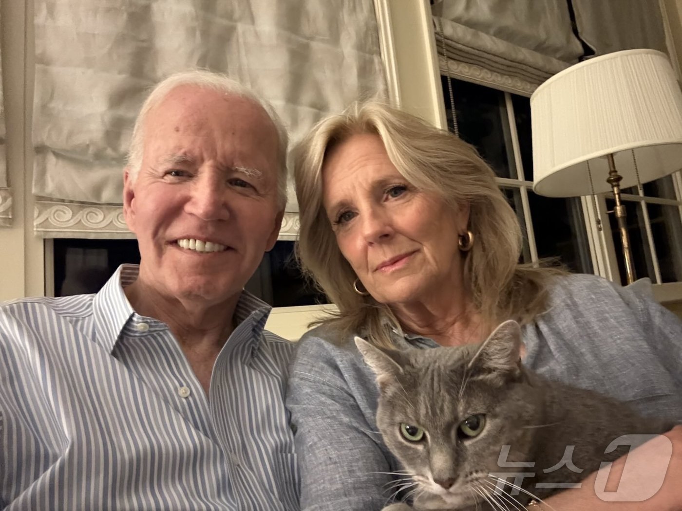 (워싱턴=뉴스1) 류정민 특파원 = 전립선암 진단을 받은 조 바이든 전 미국 대통령이 19일(현지시간) 소셜미디어 엑스(X)에 올린 사진. 바이든 전 대통령은 고양이를 안고 있는 …