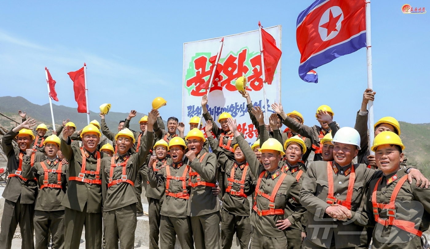(평양 노동신문=뉴스1) = 북한 노동당 기관지 노동신문은 20일 낙원군 바닷가양식사업소 건설에 참가한 군인 건설자들이 착공 수십일만에 골조공사를 결속했다며 성과를 과시했다. [국 …