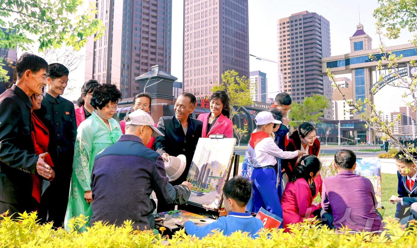 (평양 노동신문=뉴스1) = 북한 노동당 기관지 노동신문은 20일 평양 거리의 미술가들을 언급하며 "사회주의 번화가의 모습에 주민들은 희열에 넘치고 있다"고 보도했다. [국내에서만 …