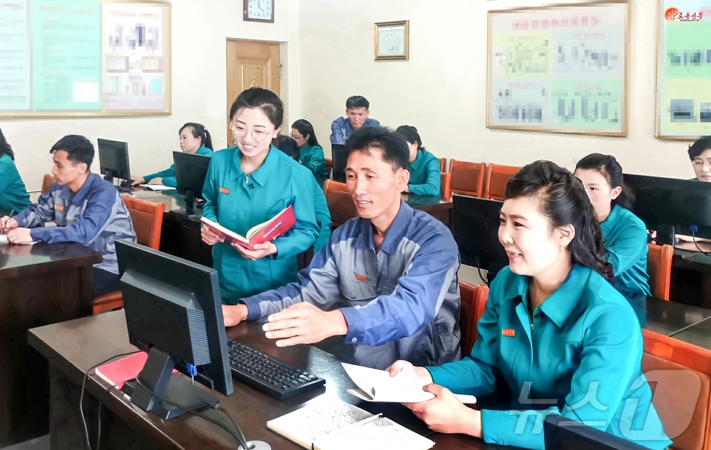 (평양 노동신문=뉴스1) = 북한 노동당 기관지 노동신문은 20일 대동강 식료공장 직원들이 생산 활성화를 위해 과학기술을 학습하고 있다고 보도했다. [국내에서만 사용가능. 재배포 …