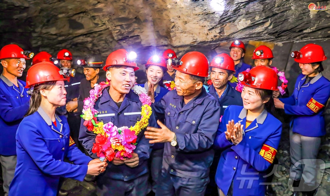 (평양 노동신문=뉴스1) = 북한 노동당 기관지 노동신문은 20일 2·8직동청년탄광에서 동료 노동자들이 영예의 혁신자들을 축하해주고 있다고 보도했다. [국내에서만 사용가능. 재배포 …