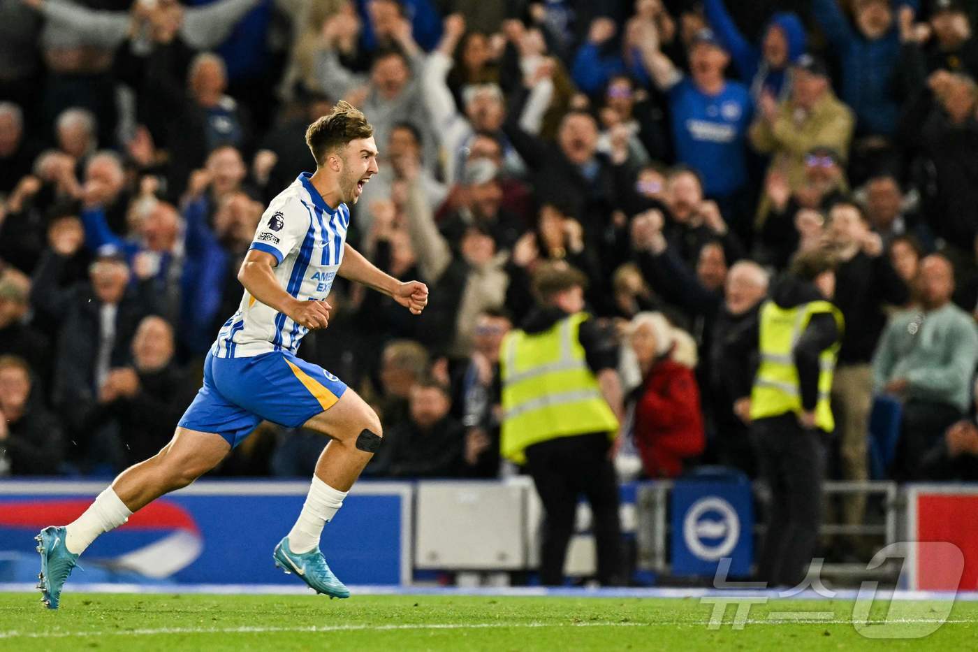 본문 이미지 - 브라이튼 매트 오라일리가 20일(한국시간) 열린 2024-25 잉글랜드 프리미어리그 37라운드 리버풀전에서 후반 40분 결승 골을 터뜨린 뒤 기뻐하고 있다. ⓒ AFP=뉴스1