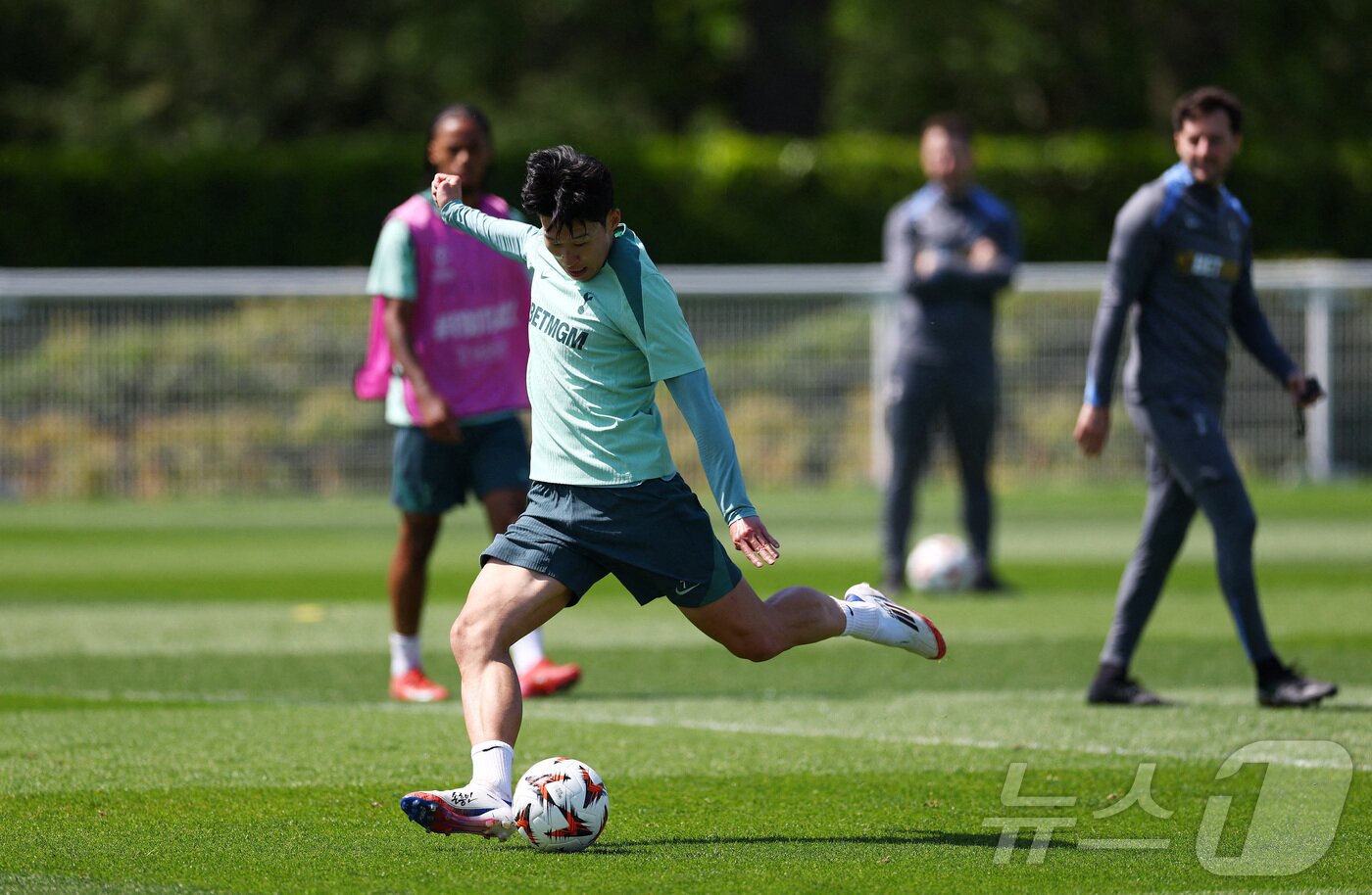 본문 이미지 - 손흥민이 22일&#40;한국시간&#41; 열리는 2024-25 UEFA 유로파리그 결승 맨체스터 유나이티드전을 앞두고 훈련하고 있다. ⓒ AFP=뉴스 ⓒ 로이터=뉴스1