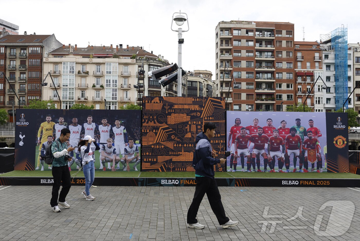 본문 이미지 - 토트넘과 맨체스터 유나이티드의 2024-25 UEFA 유로파리그 결승전이 열리는 스페인 빌바오 풍경. ⓒ 로이터=뉴스1