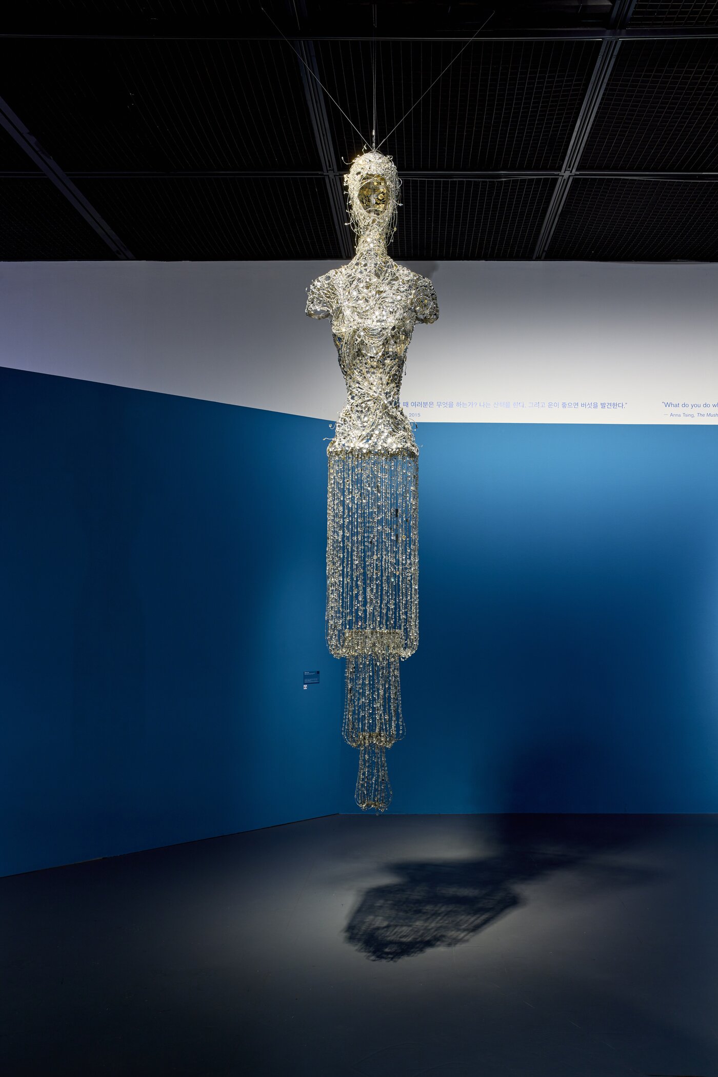 본문 이미지 - 이불, 〈무제〉, 2006, 니켈 크롬 와이어에 크리스털, 유리, 아크릴 비즈, 스테인리스 스틸 골조, 320&times;62&times;32cm, 서울시립미술관 소장. &#40;서울시립미술관 제공&#41;