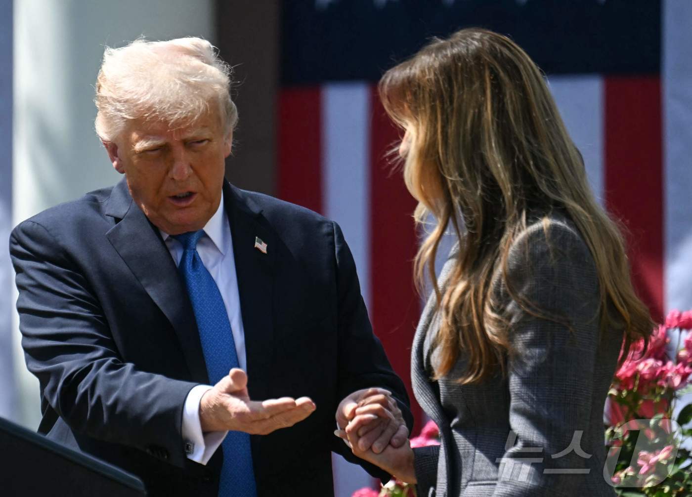 (워싱턴 AFP=뉴스1) 우동명 기자 = 도널드 트럼프 미국 대통령이 19일 (현지시간) 워싱턴 백악관에서 열린 ‘딥페이크 규제법’ 서명식에 부인 멜라니아 여사와 참석을 하고 있다 …