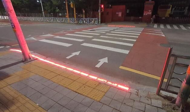 청주시, 어린이보호구역 4곳 횡단보도 LED 바닥신호등 설치