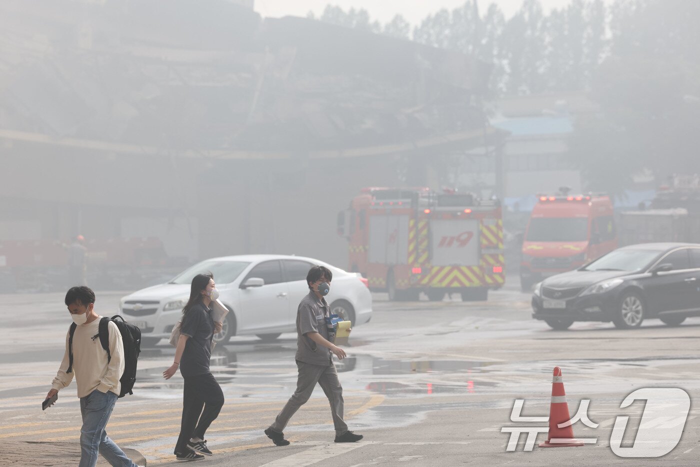 본문 이미지 - 20일 오전 광주 광산구 소촌동 화재가 발생한 금호타이어 광주공장 정문 앞을 마스크를 착용한 시민들이 걸어가고 있다. 2025.5.20/뉴스1 ⓒ News1 박지현 기자