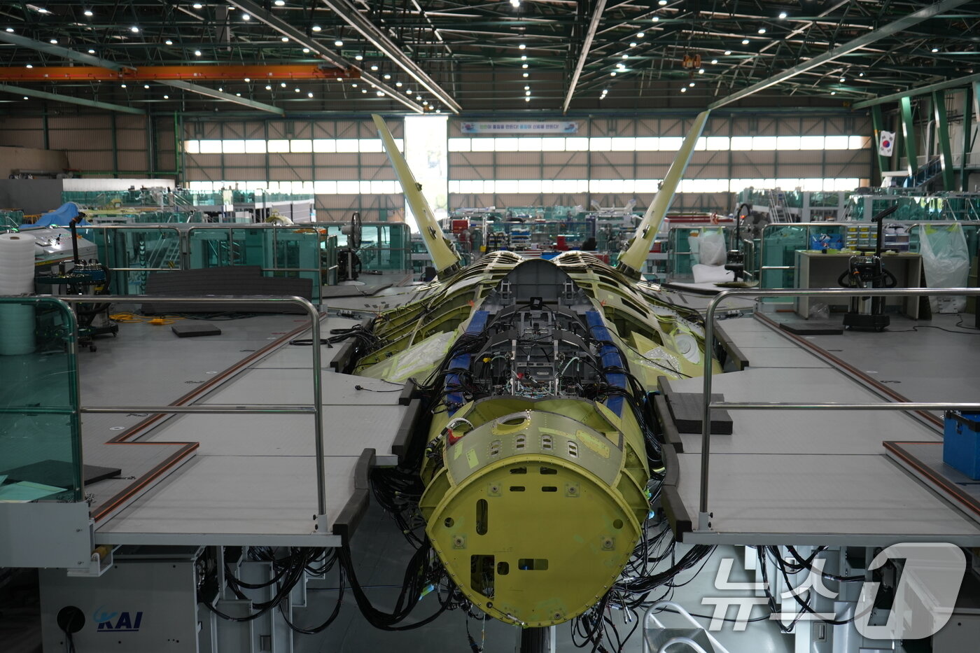 본문 이미지 - 방위사업청은 20일 경남 사천시 한국항공우주산업&#40;KAI&#41;에서 국내 최초로 자체 개발한 전투기 KF-21 최초양산 1호기의 최종조립 착수 행사를 개최했다고 밝혔다. 사진은 조립 중인 KF-21 최초양산 1호기 모습. &#40;방위사업청 제공. 재판매 및 DB 금지&#41; 2025.5.20/뉴스1