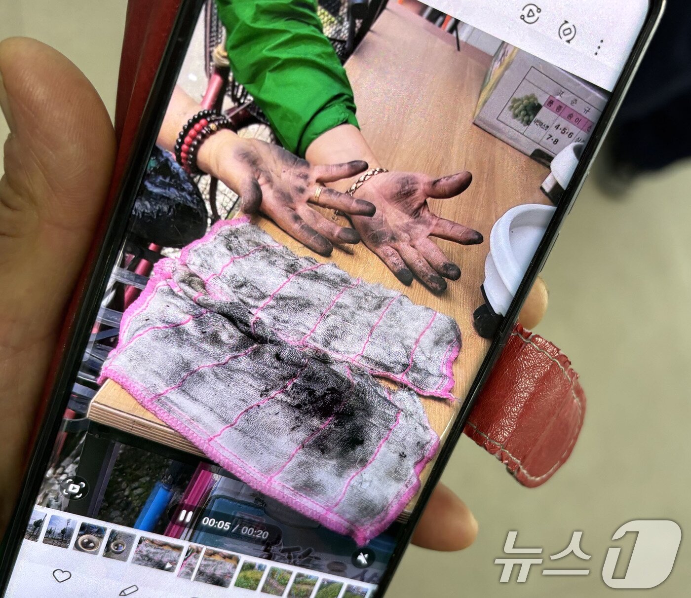 본문 이미지 - 20일 오전 광주 광산구 소촌동 화재가 발생한 금호타이어 광주공장 정문 앞 식당 주인이 분진 가루를 닦은 후 찍은 사진을 보여주고 있다. ⓒ News1 박지현 기자