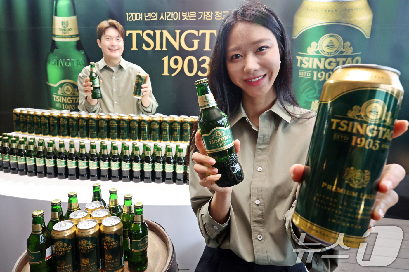 (서울=뉴스1) 황기선 기자 = 20일 오전 서울 중구 L7 명동 바이 롯데에서 모델들이 '칭따오(TSINGTAO) 1903'을 소개하고 있다.'칭따오 1903'은 브랜드 첫 브루 …