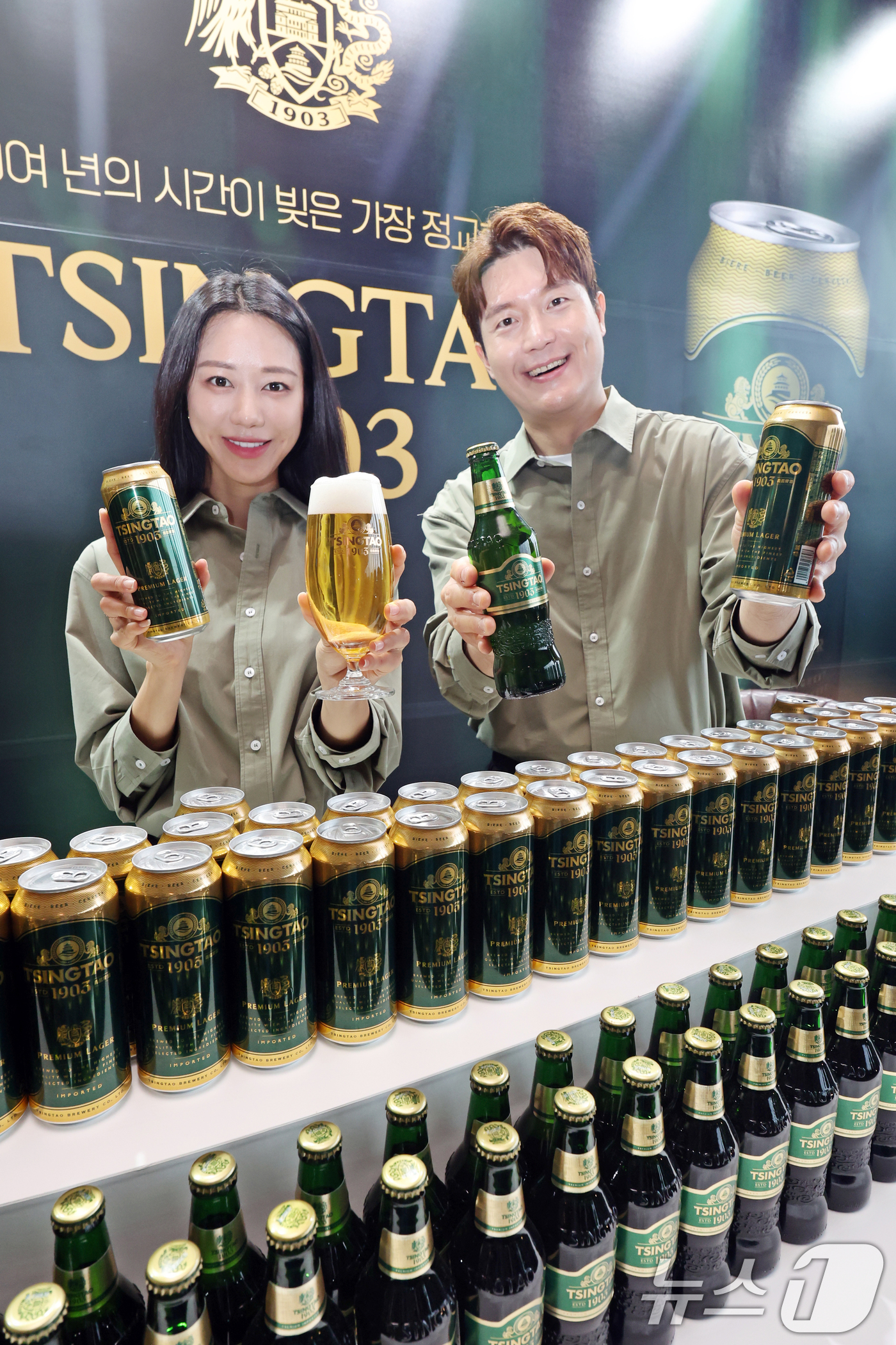 (서울=뉴스1) 황기선 기자 = 20일 오전 서울 중구 L7 명동 바이 롯데에서 모델들이 '칭따오(TSINGTAO) 1903'을 소개하고 있다.'칭따오 1903'은 브랜드 첫 브루 …