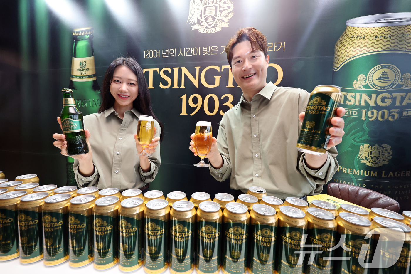 (서울=뉴스1) 황기선 기자 = 20일 오전 서울 중구 L7 명동 바이 롯데에서 모델들이 '칭따오(TSINGTAO) 1903'을 소개하고 있다.'칭따오 1903'은 브랜드 첫 브루 …