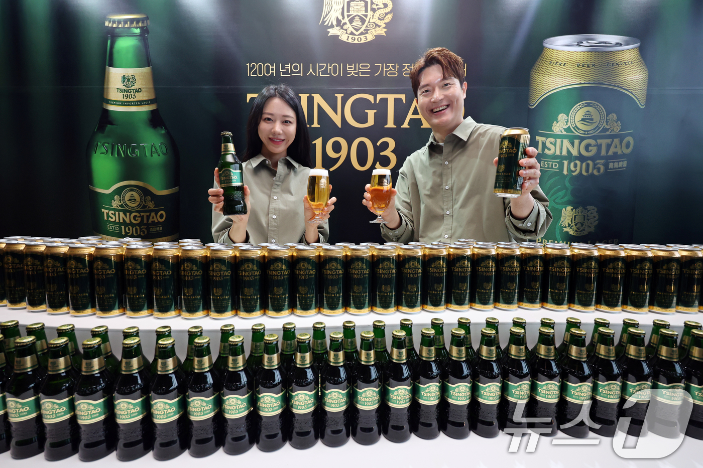 (서울=뉴스1) 황기선 기자 = 20일 오전 서울 중구 L7 명동 바이 롯데에서 모델들이 '칭따오(TSINGTAO) 1903'을 소개하고 있다.'칭따오 1903'은 브랜드 첫 브루 …