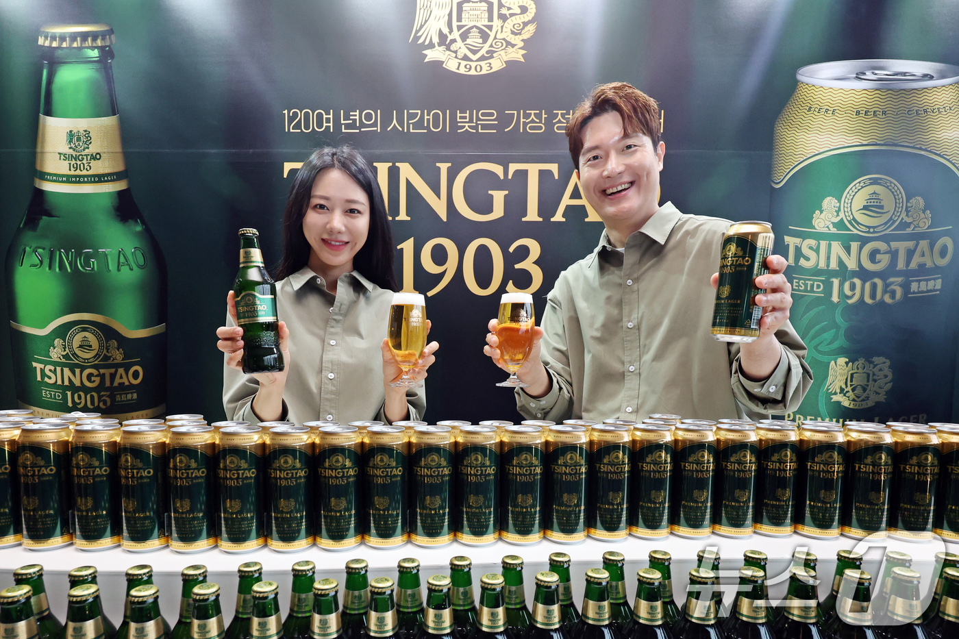 (서울=뉴스1) 황기선 기자 = 20일 오전 서울 중구 L7 명동 바이 롯데에서 모델들이 '칭따오(TSINGTAO) 1903'을 소개하고 있다.'칭따오 1903'은 브랜드 첫 브루 …