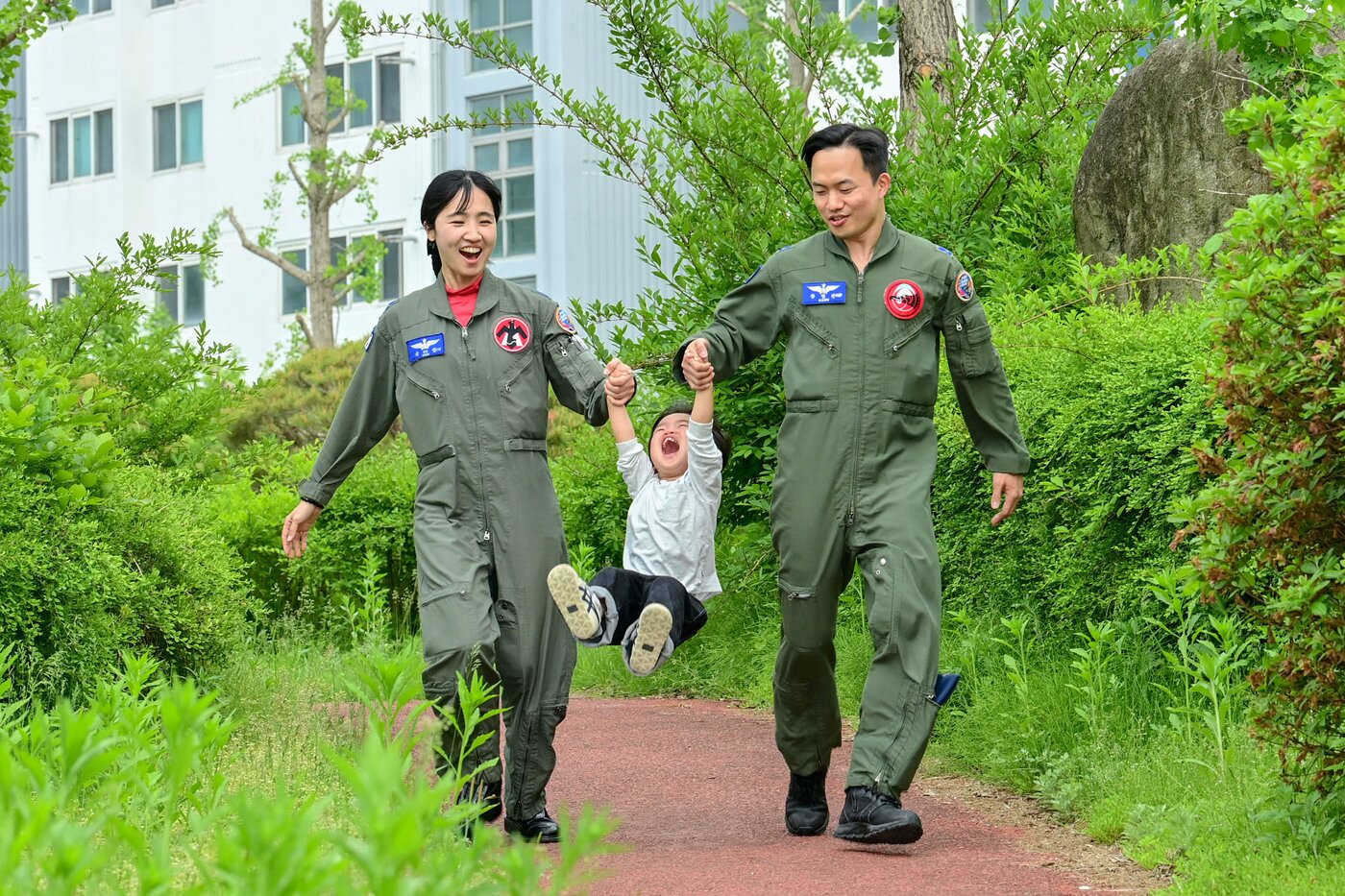 본문 이미지 - 아들과 함께 하고 있는 강명진 소령, 윤해림 소령 부부.(공군 제공)