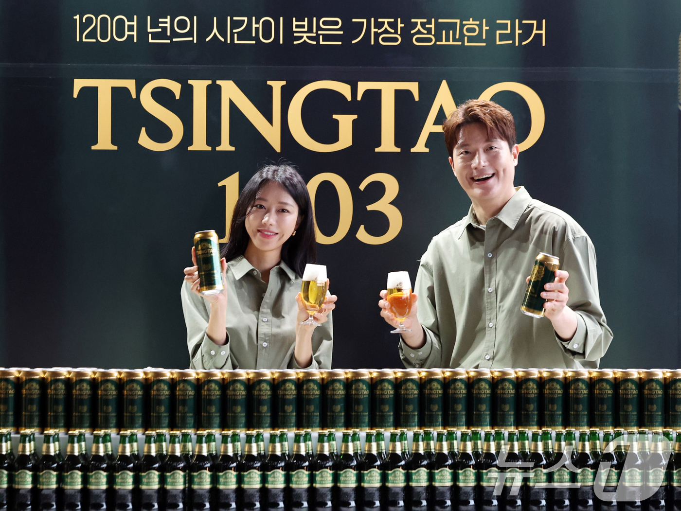 (서울=뉴스1) 황기선 기자 = 20일 오전 서울 중구 L7 명동 바이 롯데에서 모델들이 '칭따오(TSINGTAO) 1903'을 소개하고 있다.'칭따오 1903'은 브랜드 첫 브루 …