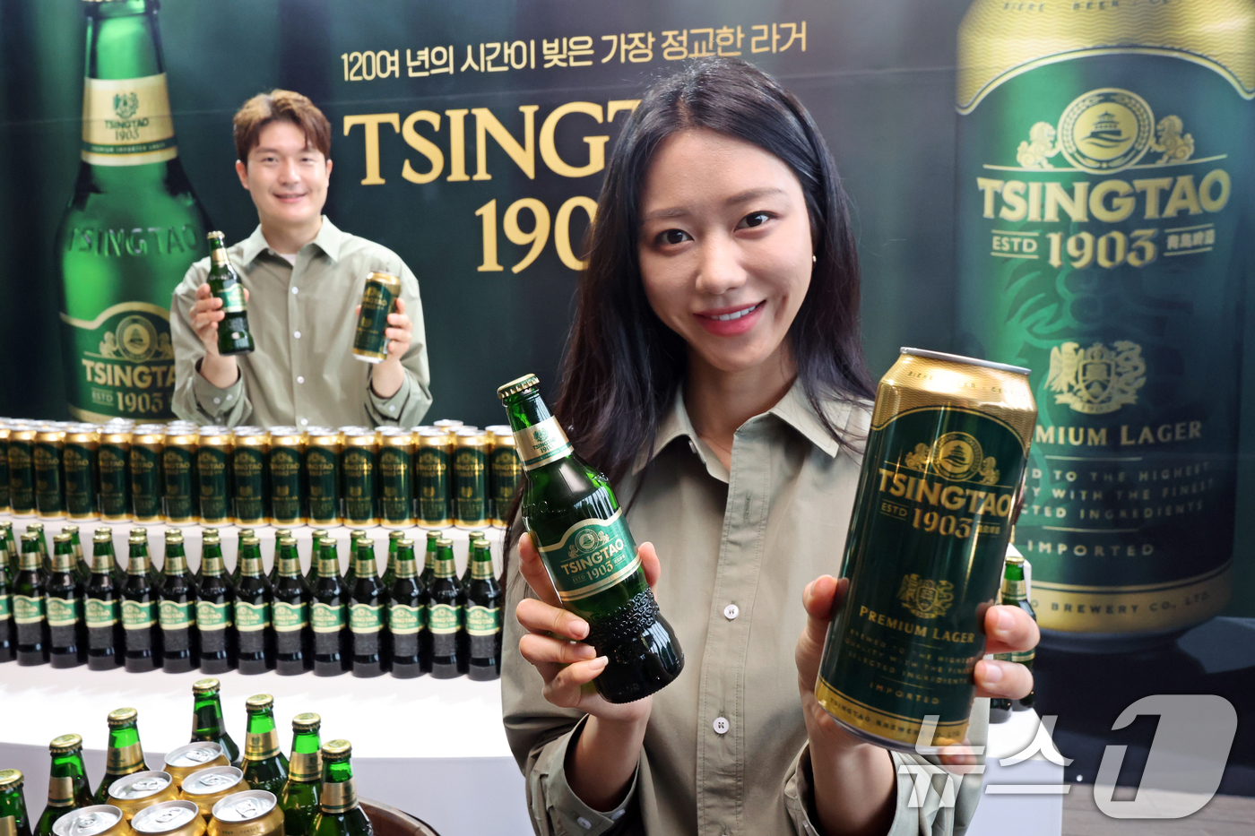 (서울=뉴스1) 황기선 기자 = 20일 오전 서울 중구 L7 명동 바이 롯데에서 모델들이 '칭따오(TSINGTAO) 1903'을 소개하고 있다.'칭따오 1903'은 브랜드 첫 브루 …