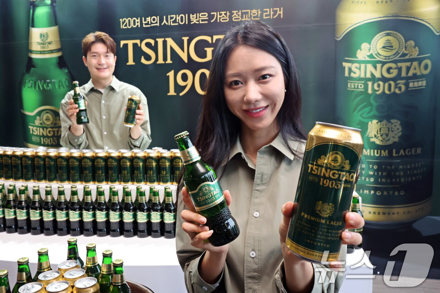 본문 이미지 - 서울 중구 L7 명동 바이 롯데에서 모델들이 &#39;칭따오&#40;TSINGTAO&#41; 1903&#39;을 소개하고 있다. 2025.5.20/뉴스1 ⓒ News1 황기선 기자