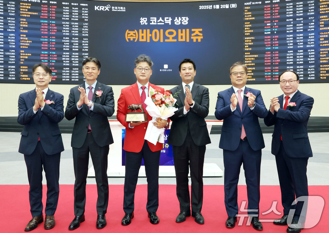 (서울=뉴스1) = 20일 서울 영등포구 한국거래소에서 열린 바이오비쥬 코스닥시장 상장 기념식에서 김대영 한국IR협의회 부회장, 민경욱 한국거래소 코스닥시장본부장, 양준호 바이오비 …