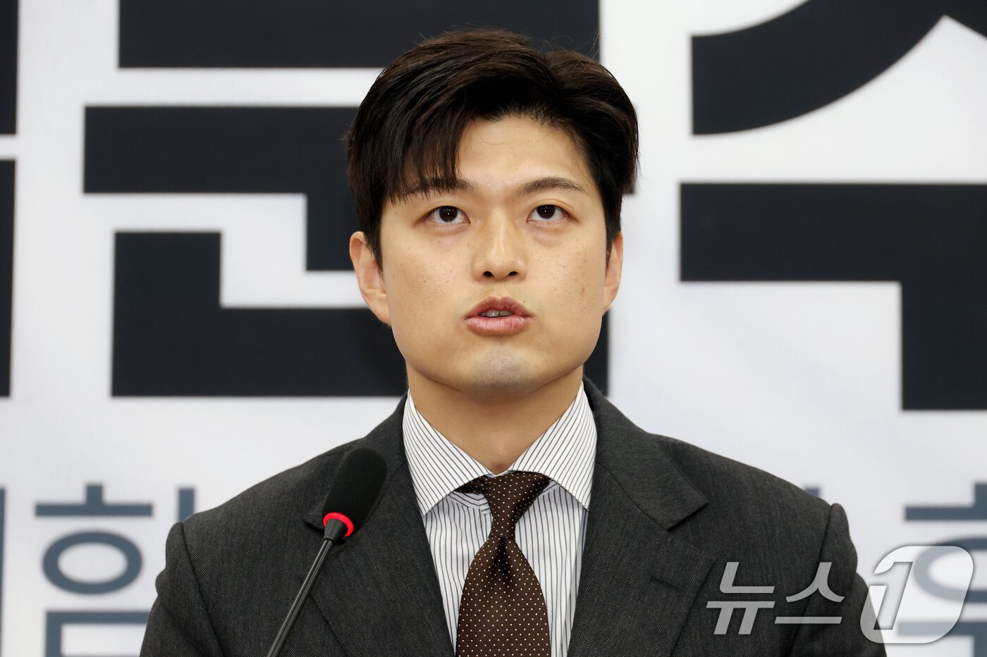 본문 이미지 - 김용태 국민의힘 비상대책위원장이 20일 오전 서울 여의도 국회에서 기자회견을 열고 대통령 후보 배우자 TV토론을 제안하고 있다. 2025.5.20/뉴스1 ⓒ News1 이광호 기자
