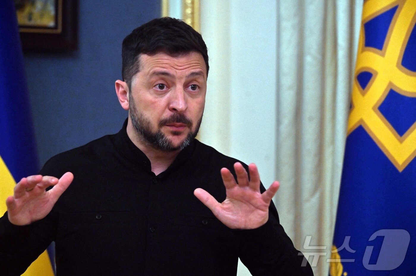 본문 이미지 - 볼로디미르 젤렌스키 우크라이나 대통령이 19일 (현지시간) 도널드 트럼프 미국 대통령과 블라디미르 푸틴 러시아 대통령의 통화 후 키이우에서 기자회견을 갖고 “만약 러시아가 살상 행위를 멈출 준비가 돼 있지 않다면 더 강한 제재가 필요하다”고 밝히고 있다. 2025.05.20 ⓒ AFP=뉴스1 ⓒ News1 우동명 기자