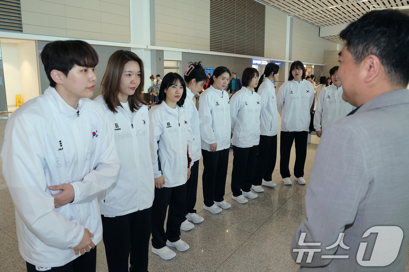 (인천공항=뉴스1) 박정호 기자 = 여자핸드볼대표팀 선수들이 20일 오전 인천국제공항 2터미널에서 전지훈련 출국에 앞서 원정호 대한핸드볼협회 부회장의 격려를 받고 있다.여자핸드볼대 …