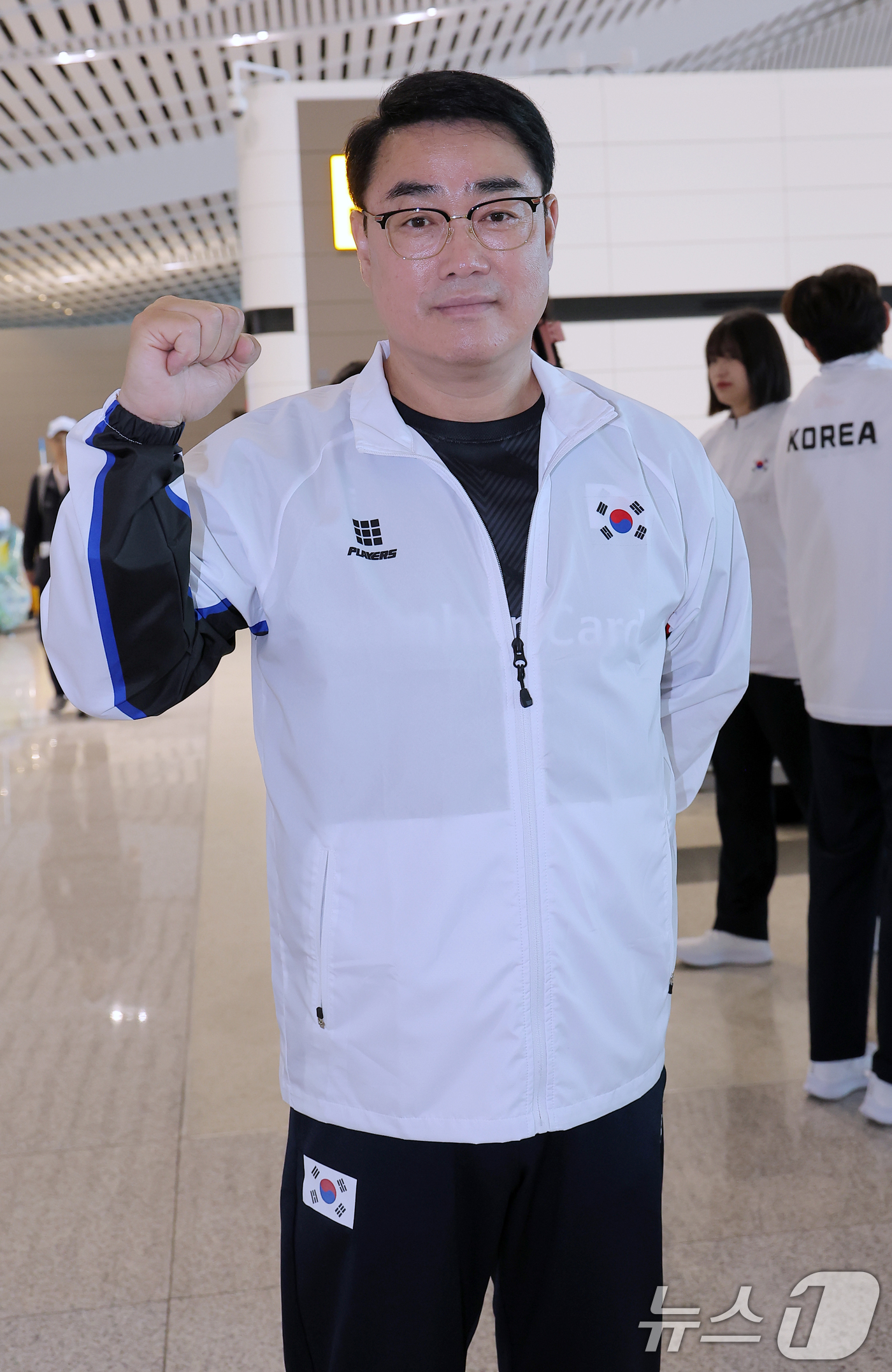 (인천공항=뉴스1) 박정호 기자 = 여자핸드볼대표팀 이계청 감독이 20일 오전 인천국제공항 2터미널에서 전지훈련 출국에 앞서 각오를 다지고 있다.여자핸드볼대표팀은 이번 헝가리 전지 …