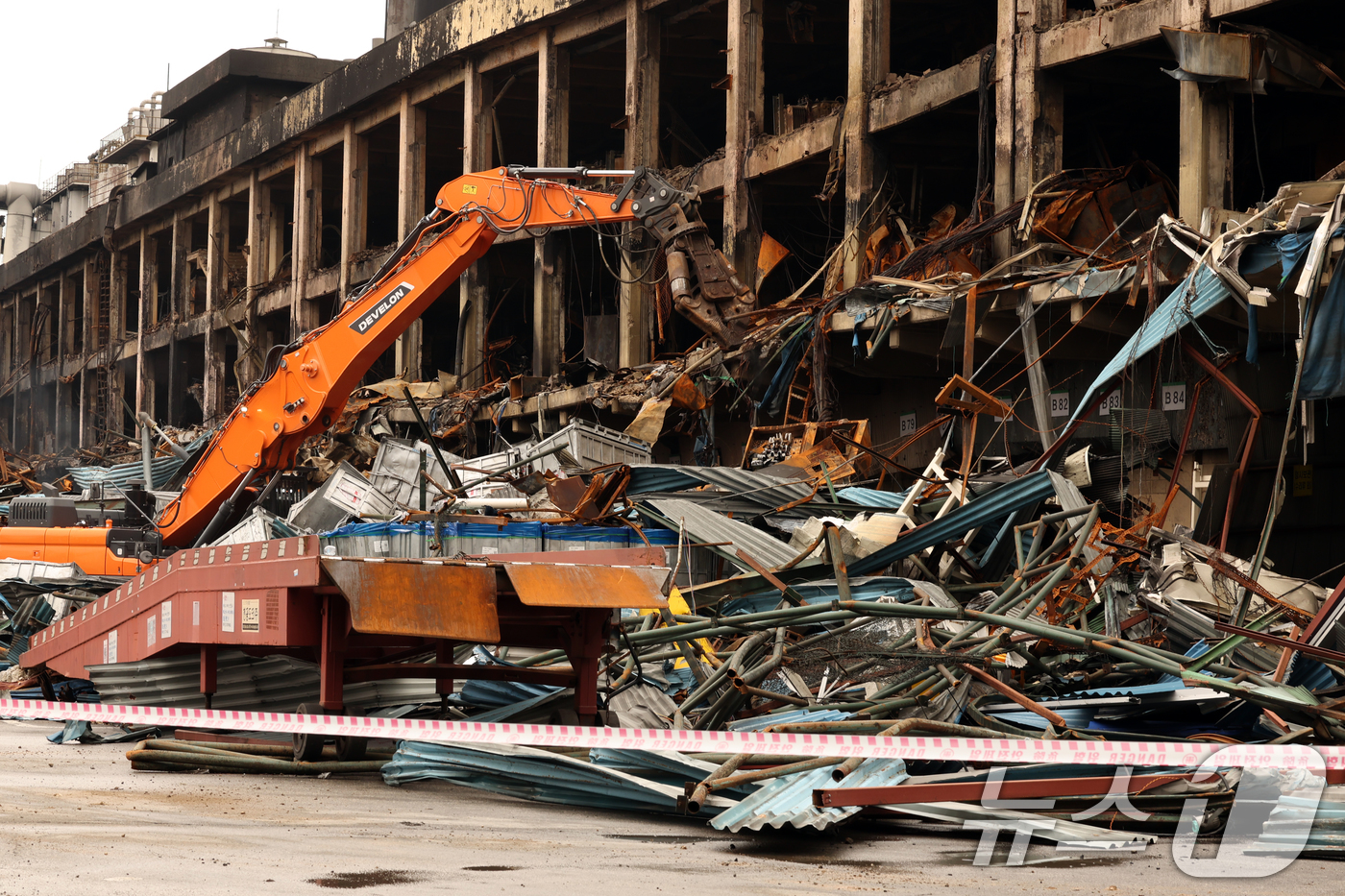 (광주=뉴스1) 이승현 기자 = 광주 광산구 소촌동 금호타이어 광주공장 화재 나흘째인 20일 오전 현장에서 건물 해체 작업 전 중장비들이 잔해물들을 치우고 있다. 2025.5.20 …