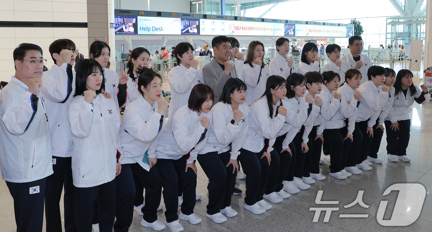 (인천공항=뉴스1) 박정호 기자 = 여자핸드볼대표팀 이계청 감독과 선수들이 20일 오전 인천국제공항 2터미널에서 전지훈련 출국에 앞서 각오를 다지고 있다.여자핸드볼대표팀은 이번 헝 …