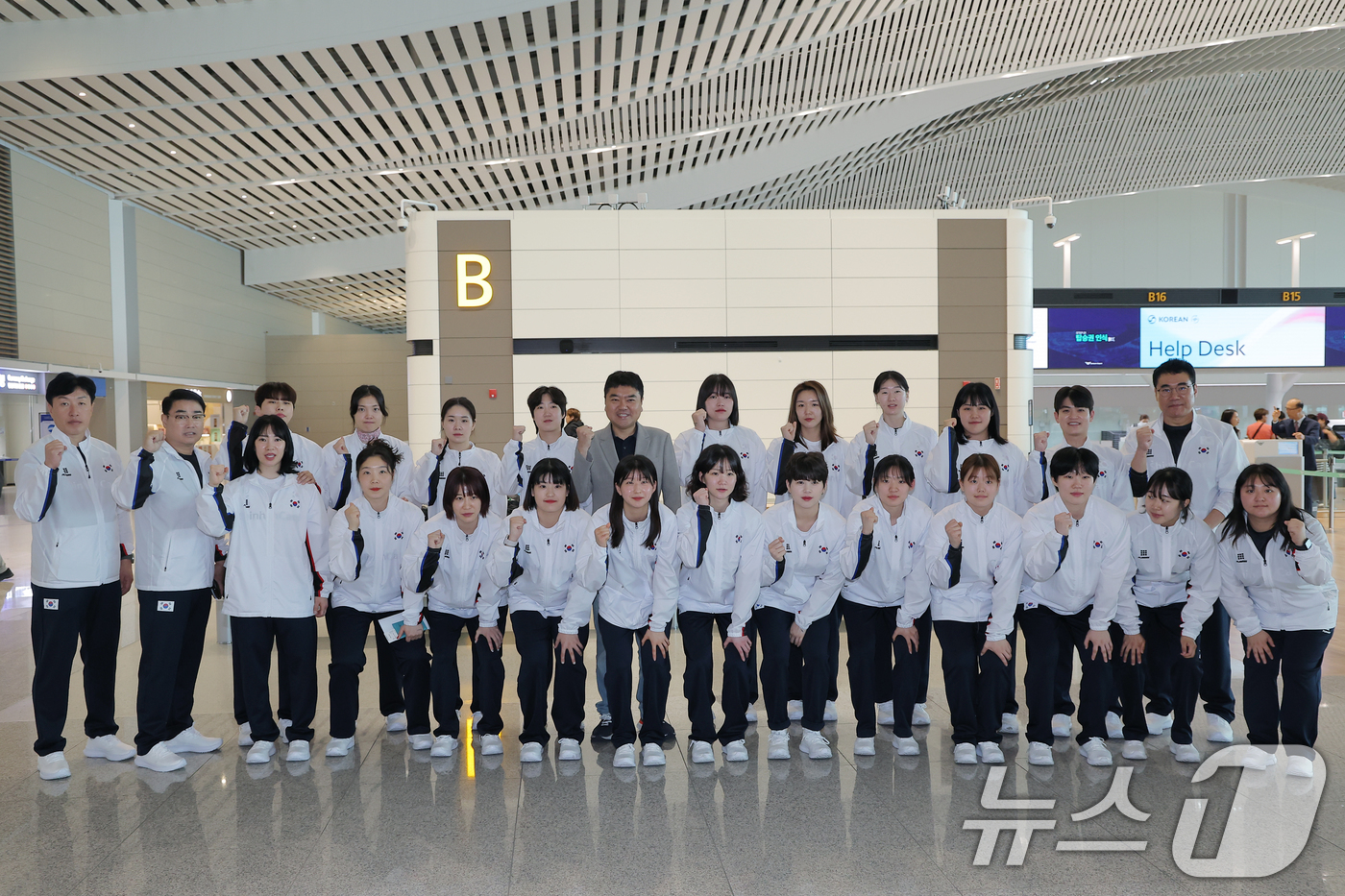 (인천공항=뉴스1) 박정호 기자 = 여자핸드볼대표팀 이계청 감독과 선수들이 20일 오전 인천국제공항 2터미널에서 전지훈련 출국에 앞서 각오를 다지고 있다.여자핸드볼대표팀은 이번 헝 …