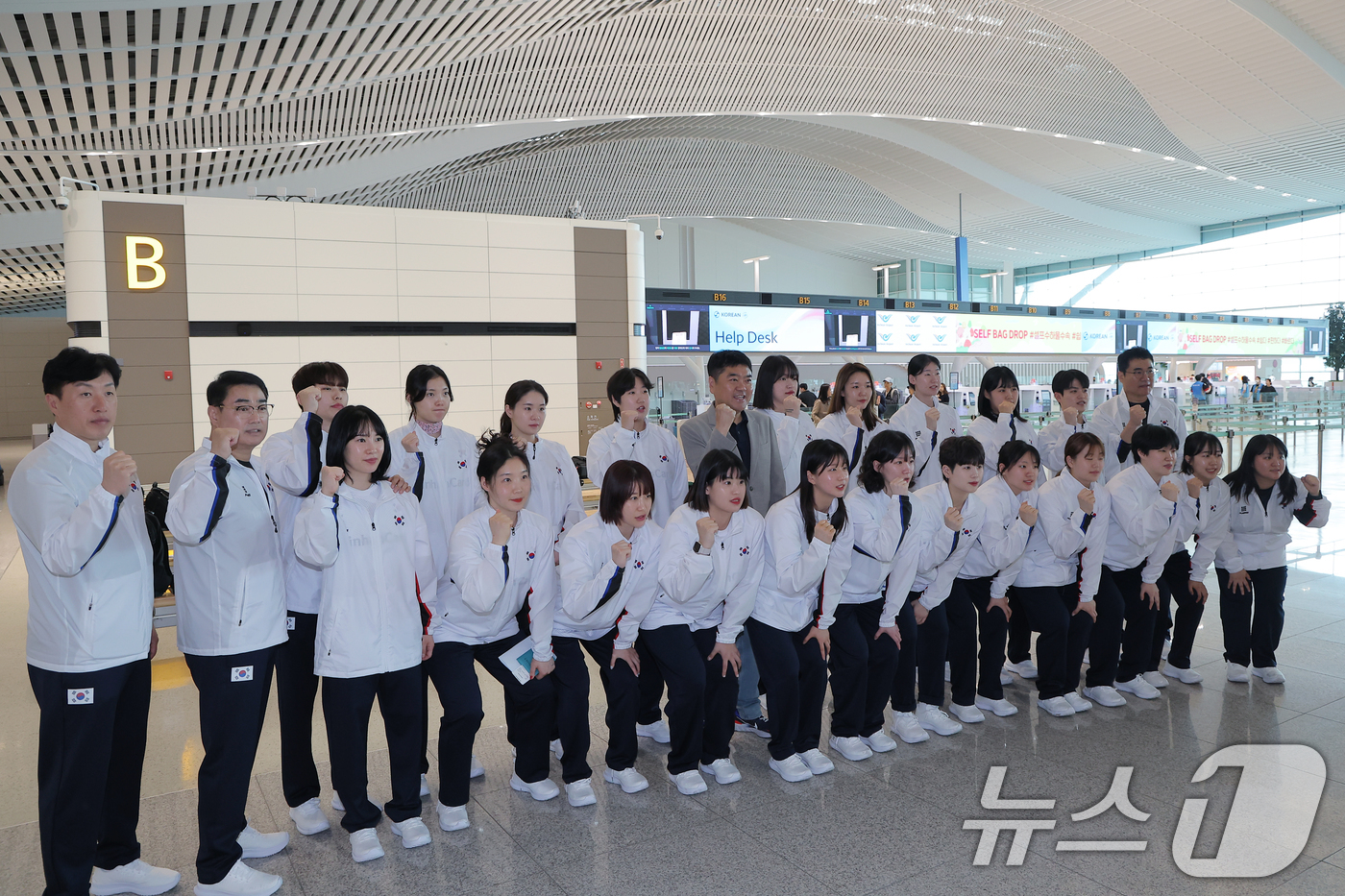 (인천공항=뉴스1) 박정호 기자 = 여자핸드볼대표팀 이계청 감독과 선수들이 20일 오전 인천국제공항 2터미널에서 전지훈련 출국에 앞서 각오를 다지고 있다.여자핸드볼대표팀은 이번 헝 …