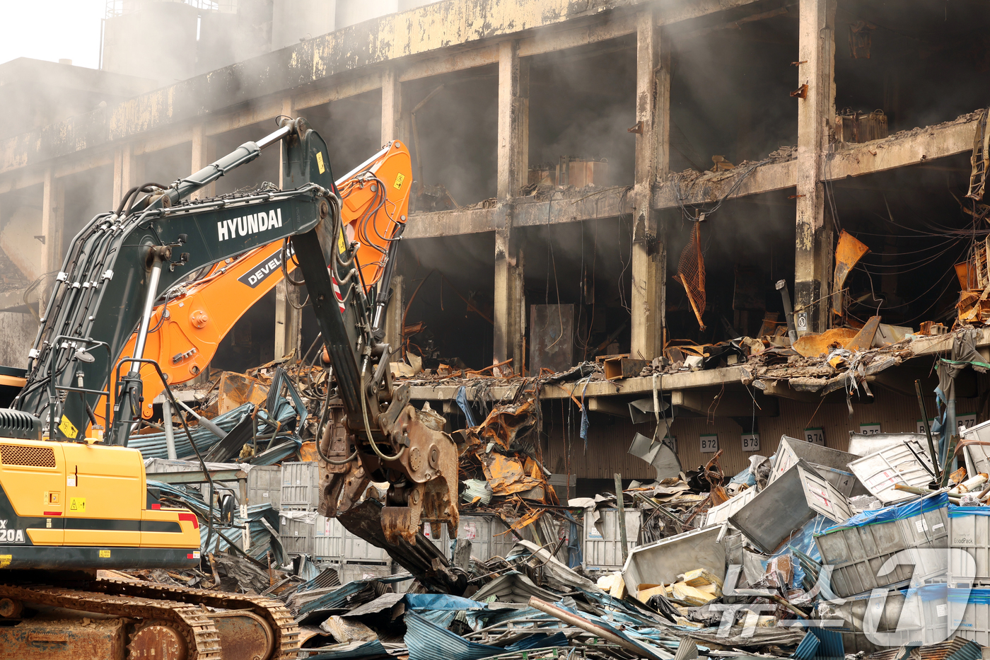(광주=뉴스1) 이승현 기자 = 광주 광산구 소촌동 금호타이어 광주공장 화재 나흘째인 20일 오전 현장에서 건물 해체 작업 전 중장비들이 잔해물들을 치우고 있다.  2025.5.2 …