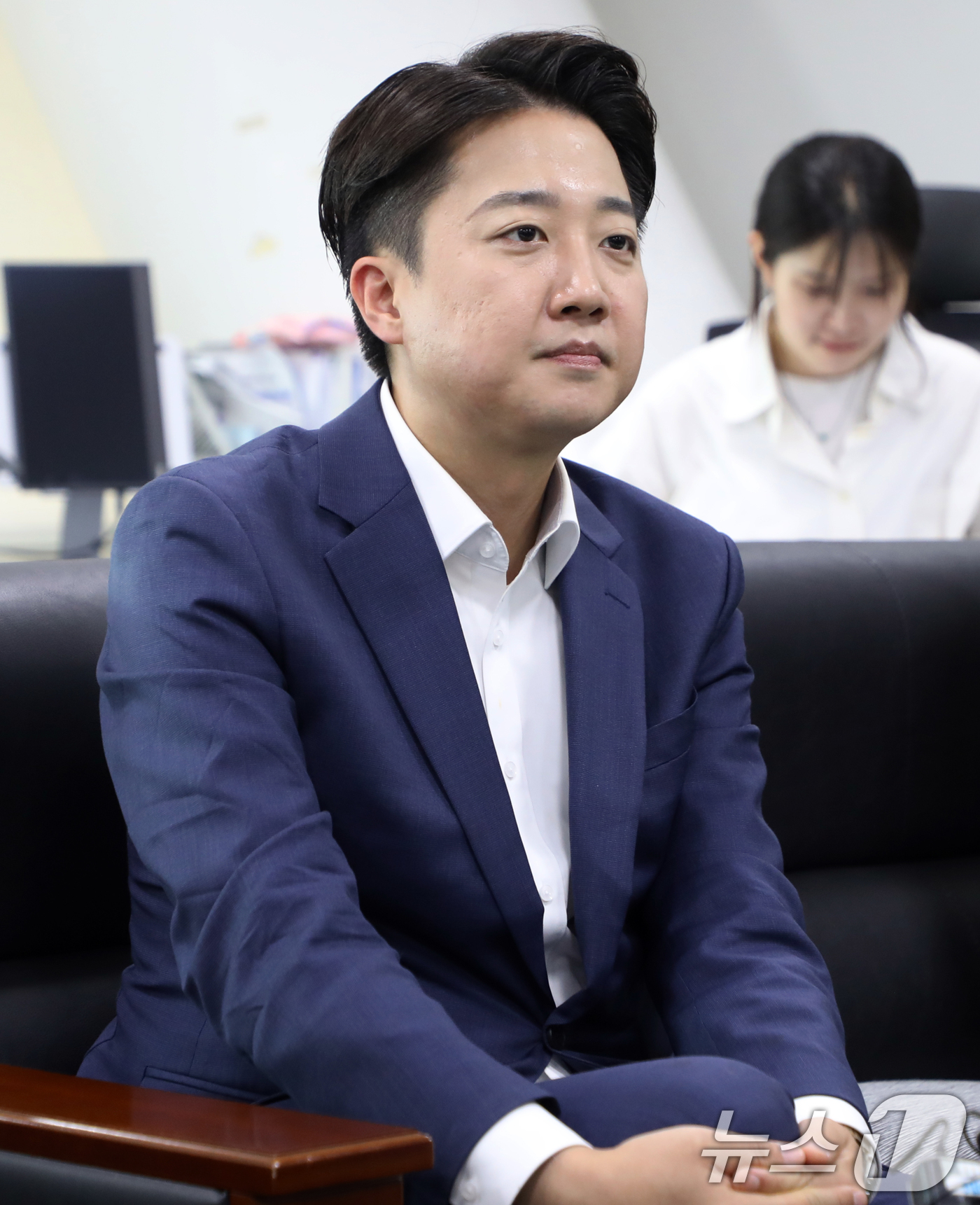 (광주=뉴스1) 이수민 기자 = 이준석 개혁신당 대통령 후보가 20일 광주광역시의회 기자실을 찾아 지역 기자단과 질의응답하고 있다. 2025.5.20/뉴스1